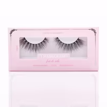 Caixa rosa com detalhes em preto contendo um par de cílios postiços da marca Pramaquiar, com a descrição "Base maleável, leve, reutilizável" impressa na embalagem.