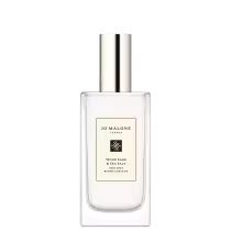 Frasco de spray de cabelo Jo Malone London Wood Sage & Sea Salt, com embalagem de vidro transparente e rótulo preto e branco. Apresenta design elegante e minimalista, com tampa metálica.