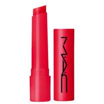 A imagem mostra uma embalagem de balm labial, cilíndrica, toda vermelha, com a tampa ao lado, também toda vermelha com a logo da marca MAC, escrito em preto. Tem um pouco do balm, também vermelho, à mostra.