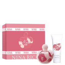 Conjunto de produtos Nina Ricci Nina Fleur. Frasco de perfume transparente em formato de coração com detalhes florais vermelhos. Loção corporal branca em tubo cilíndrico com o nome "Nina Fleur" impresso.