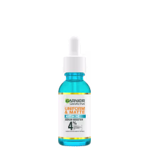 Frasco de sérum antiacne Garnier Skin Active Uniform & Matte, com 4% de ingredientes ativos, em embalagem de vidro com conta-gotas e rótulo branco e azul.
