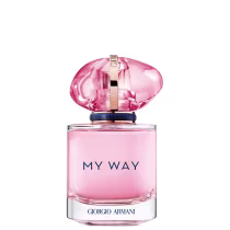 Perfume feminino em frasco transparente de vidro com líquido rosa claro. Na parte frontal do frasco está escrito "MY WAY" em letras azuis, e abaixo "GIORGIO ARMANI" em letras menores. A tampa possui detalhes em dourado e uma fita azul marinho na base.