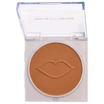 A imagem mostra o pó compacto da marca Boca Rosa, na cor BR06, um tom escuro.