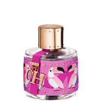 A imagem mostra um frasco de perfume, em vidro, redondo, com tampa dourada, envolto em uma capa texturizada rosa com pássaros branco e rosa e detalhes dourados. Tem também um chaveiro pendurado com as letras CH, logo da marca.