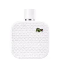 A imagem mostra um frasco de perfume da marca Lacoste. O frasco é retangular, com cantos arredondados e acabamento texturizado em relevo, todo branco, e com o desenho de um crocodilo, símbolo da marca, no canto superior direito.