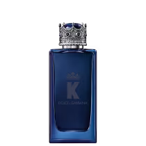 A imagem mostra o frasco do perfume K by Dolce&Gabbana. O frasco de vidro é na cor azul escura e tem forma retangular. A tampa é na forma de uma coroa prateada decorada com pedras azuis, e na frente, a imagem de uma coroa, a letra K e o nome da marca.