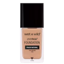 A imagem mostra uma embalagem de base líquida da marca Wet n Wild. É o produto PhotoFocus Foundation. A embalagem é um frasco retangular com o rótulo frontal que exibe o nome do produto e a marca.