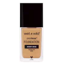 A imagem mostra uma embalagem de base líquida da marca Wet n Wild. É o produto PhotoFocus Foundation. A embalagem é um frasco retangular com o rótulo frontal que exibe o nome do produto e a marca.