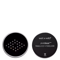 A imagem mostra dois produtos da marca Wet n Wild. Um deles é uma embalagem redonda com tampa plástica que contém o pó dentro. O outro produto é uma embalagem redonda preta com a logo "Wet n Wild" e o nome "Photofocus".