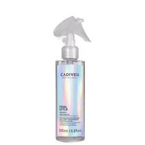 A imagem mostra o Fluido Modelador Cadiveu Professional Final Style Shaper Fix 200ml, frasco transparente com spray borrifador, tons prateados e texto em preto. Traz as informações: ativador de ondas induzido pelo calor, proteção térmica e longa duração.