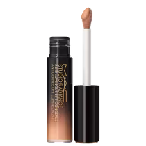 A imagem mostra um corretivo líquido que vem em um frasco degradê em tom preto e bege. Ao lado está o aplicador, que possui um formato oval com base preta. No frasco, está escrito " M·A·C Studio Radiance 24hr Luminous Lift Concealer" em um tom dourado.