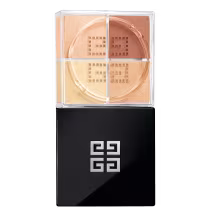 A imagem mostra o pó solto de Givenchy. É uma caixa preta elegante, com o logotipo da marca em relevo na tampa superior. A caixa é retangular e possui uma base transparente de acrílico que permite ver as cores em tons de ocre e laranja.