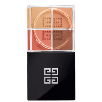 A imagem mostra o pó solto de Givenchy. É uma caixa preta elegante, com o logotipo da marca em relevo na tampa superior. A caixa é retangular e possui uma base transparente de acrílico que permite ver as cores quentes.