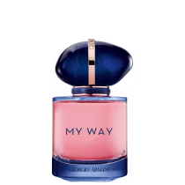 Um frasco de perfume da marca Giorgio Armani. A parte superior do é azul escuro brilhante, enquanto o frasco em si é transparente, permitindo ver o líquido rosa claro em seu interior. O nome "My Way", está impresso na parte frontal em letras escuras.