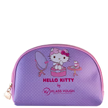 Nécessaire oval de zíper com pingente dourado, na cor lilás. A Hello Kitty está no centro, sentada em frente a um espelho com uma mesa de produtos de beleza do lado. Abaixo está escrito "HELLO KITTY by KLASS VOUCH BEAUTY ACCESSORIES" em rosa.