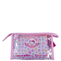 A imagem mostra um nécessaire de plástico transparente com detalhes rosa, em formato retangular com um rótulo arredondado da Hello Kitty no centro. Na parte de dentro é possível ver uma bolsinha menor, com estampa colorida do mesmo tema.
