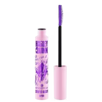 Um frasco plástico rosa com o nome do produto e da marca em letras maiúsculas roxas e brancas. Acompanha um aplicador de máscara de cílios com cerdas roxas e cabo preto.