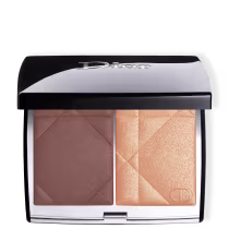 Paleta de blush e iluminador Dior em embalagem compacta preta e branca. Contém dois produtos prensados, um marrom rosado e outro dourado brilhante, com o padrão de losango gravado. Logotipo Dior impresso na parte superior.