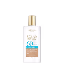 Produto de proteção solar da linha Solar Expertise da L'Oréal Paris. Embalagem composta por um frasco plástico branco com tampa dourada e uma caixa azul e branca.