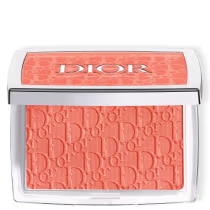 A imagem mostra a paleta com o blush. Ela possui um formato retangular em tom metalizado. No topo está escrito a logo Dior no tom coral do produto. O pó também é texturizado com a logo da marca.