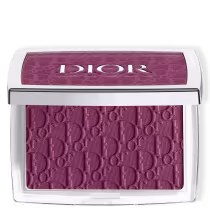 A imagem mostra a paleta com o blush. Ela possui um formato retangular em tom metalizado. No topo está escrito a logo Dior no tom roxo do produto. O pó também é texturizado com a logo da marca.
