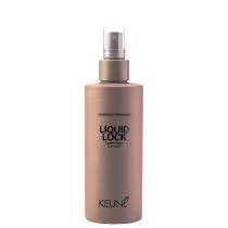 A imagem mostra o spray fixador Liquid Lock da marca Keune. Embalagem em frasco marrom fosco com tampa transparente. Frasco com formato cilíndrico e bico borrifador na parte superior.