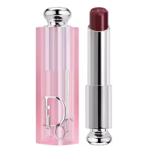 Possui uma embalagem rosa clara com detalhes prateados, incluindo o logotipo da marca.