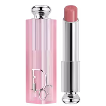 Possui uma embalagem rosa clara com detalhes prateados, incluindo o logotipo da marca.