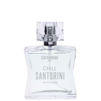 O frasco é de vidro transparente com um design geométrico e possui um borrifador na parte superior. O rótulo do produto exibe o nome da marca "Catharine Hill" e o nome do perfume "Chill Santorini" em letras brancas.