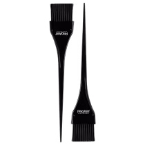 Dois pincéis pretos da marca ProArt, com cerdas pretas e design elegante e minimalista. Os pincéis possuem formato alongado e pontudo, indicando serem adequados para aplicação de produtos em áreas específicas.
