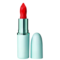 Batom vermelho brilhante em embalagem verde-azulada com logotipo da marca M·A·C. O produto apresenta um formato geométrico e pontudo, com uma textura aparentemente cremosa.