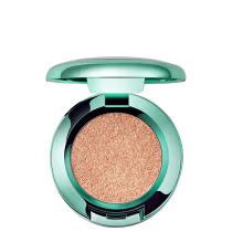 Compacto de sombra M·A·C em tom dourado, com embalagem redonda de plástico verde-menta brilhante. O produto apresenta uma textura aveludada e uma superfície uniforme.