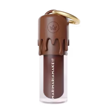 Gloss labial de Mari Maria, com cor amarronzada.
