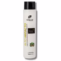 Shampoo da marca Adlux Professional. O rótulo do produto indica que se trata de um "Shampoo Reconstrutor" com extrato de Amazônia. A embalagem contém 500ml.