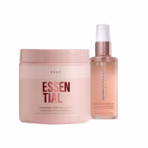 Conjunto de produtos Braé, incluindo um frasco de óleo Revival e máscara capilar com rótulo "Essential" em vermelho. Embalagens em tons de rosa e dourado, com design minimalista.