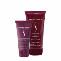 Dois produtos da marca Senscience: um frasco de máscara hidratante Inner Restore Intensif e um tubo de tratamento nutritivo Moisture Lock Leave-in, ambos em embalagens em tom vinho