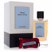 O produto é um frasco de perfume da linha Olfactories da Prada, chamado "Heat Wave". A embalagem é composta por uma caixa branca e preta com o nome do produto em destaque, e o frasco de perfume tem um design elegante em tons de azul e amarelo.