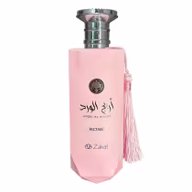 Frasco de perfume rosa Areej Al Ward, da linha Rose, com tampa prateada e detalhe em forma de flor. O rótulo apresenta o nome da marca em árabe e em inglês, além do logotipo da Zakat.