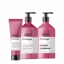 A imagem mostra um kit de L'Oréal Professionnel, linha Expert Pro Longer, sendo um shampoo e o condicionador com válvula pump e um frasco tubular do leave-in. Todos possuem a cor rosa escuro e tampa na cor preta.