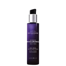 Frasco de sérum Intensive Hyaluronic da marca Esthederm Paris, com embalagem roxa e detalhes em prata. O rótulo destaca os benefícios do produto, como redução de rugas e hidratação intensa.