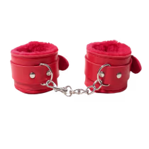 Algemas vermelhas de pelúcia com fecho de metal, projetadas para uso em jogos eróticos e atividades íntimas entre adultos consentidos.