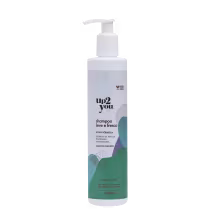 Embalagem plástica branca opaca com bomba dosadora. Rótulo com texto em preto e detalhes gráficos em tons de verde e azul. Capacidade de 300ml.