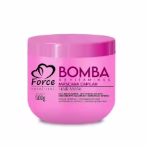 Frasco rosa de 500g da máscara capilar Bomba de Vitaminas da Force Cosméticos, com rótulo destacando os benefícios de rico em vitaminas, resistência aos fios e hidratação intensa.