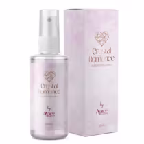 Perfume para cabelo da marca Apice Cosméticos, chamado "Crystal Romance". O frasco é transparente e possui um borrifador, com o rótulo exibindo o nome do produto e o logotipo da marca.