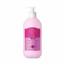 Loção corporal hidratante da linha Cuide-se Bem da marca O Boticário. Embalagem na cor rosa com ilustração de cerejas. Possui aplicador pump na parte superior. As cores predominantes são rosa claro, rosa escuro e branco.