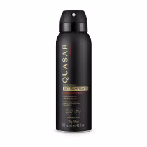O produto apresentado é um desodorante antitranspirante em aerossol da marca O Boticário. A embalagem é preta com detalhes dourados, apresentando o nome da marca "Quasar" e a indicação "Nova fórmula antitranspirante". O frasco contém 125 ml do produto.