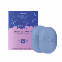 Conjunto de produtos de banho da linha "Cuide-se Bem". Embalagem principal em cartão azul com ilustração de nuvens rosas e texto em letras brancas. Contém duas barras de sabonete retangulares em tons de azul claro, com o nome da linha gravado.
