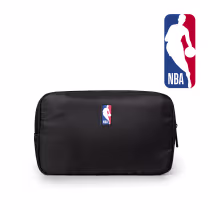 Esta imagem mostra um nécessarie preto com o logotipo da NBA (National Basketball Association) impresso nela. Tem um design simples e minimalista, com um zíper principal.