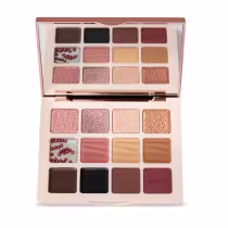 A paleta de sombras de maquiagem da marca Make B. com uma variedade de tons neutros, rosados e dourados. A paleta possui 16 sombras em diferentes texturas, incluindo cores sólidas, brilhantes e metálicas, além de alguns acessórios como aplicadores.
