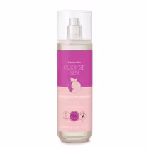 O produto apresentado é um body splash desodorante colônia da linha Cuide-se Bem da marca O Boticário. O frasco é transparente com uma tampa branca e possui um rótulo rosa com o nome do produto "Doçura na Pessegura". Embalagem de 200 ml.